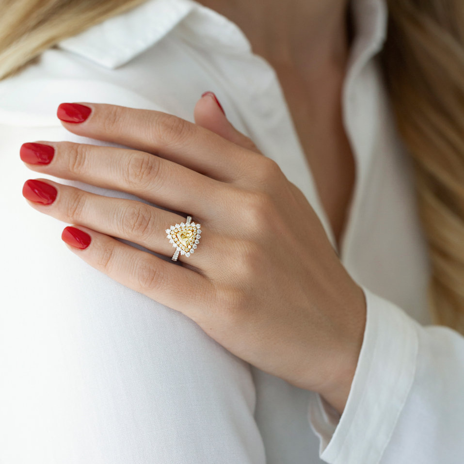 Prsteň s bielymi a žltými diamantmi Sunny Triangle