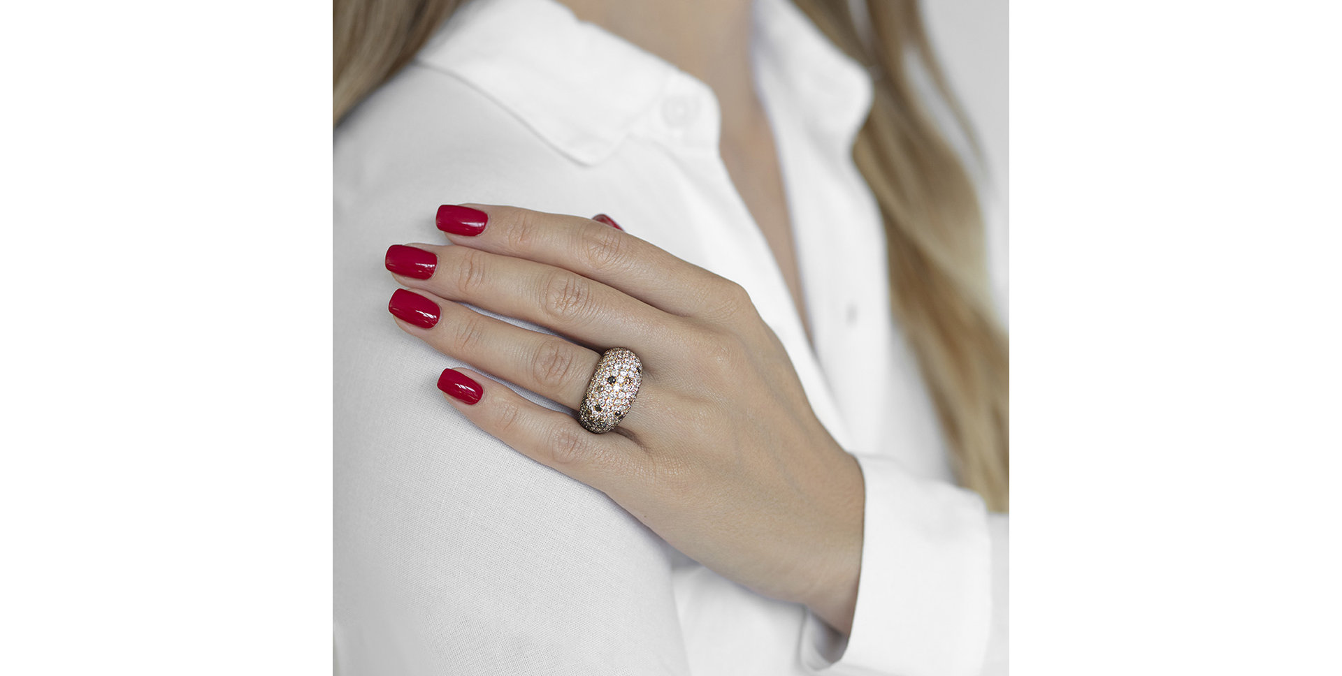 Prsteň s bielymi, čiernymi a hnedými diamantmi Alisia