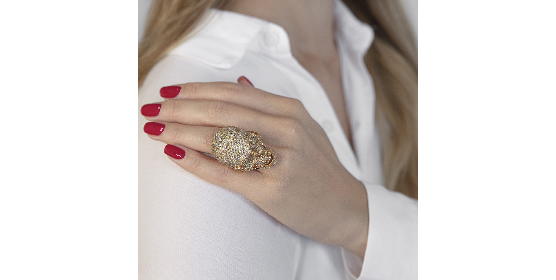 Prsteň s bielymi a hnedými diamantmi Diamond Skull