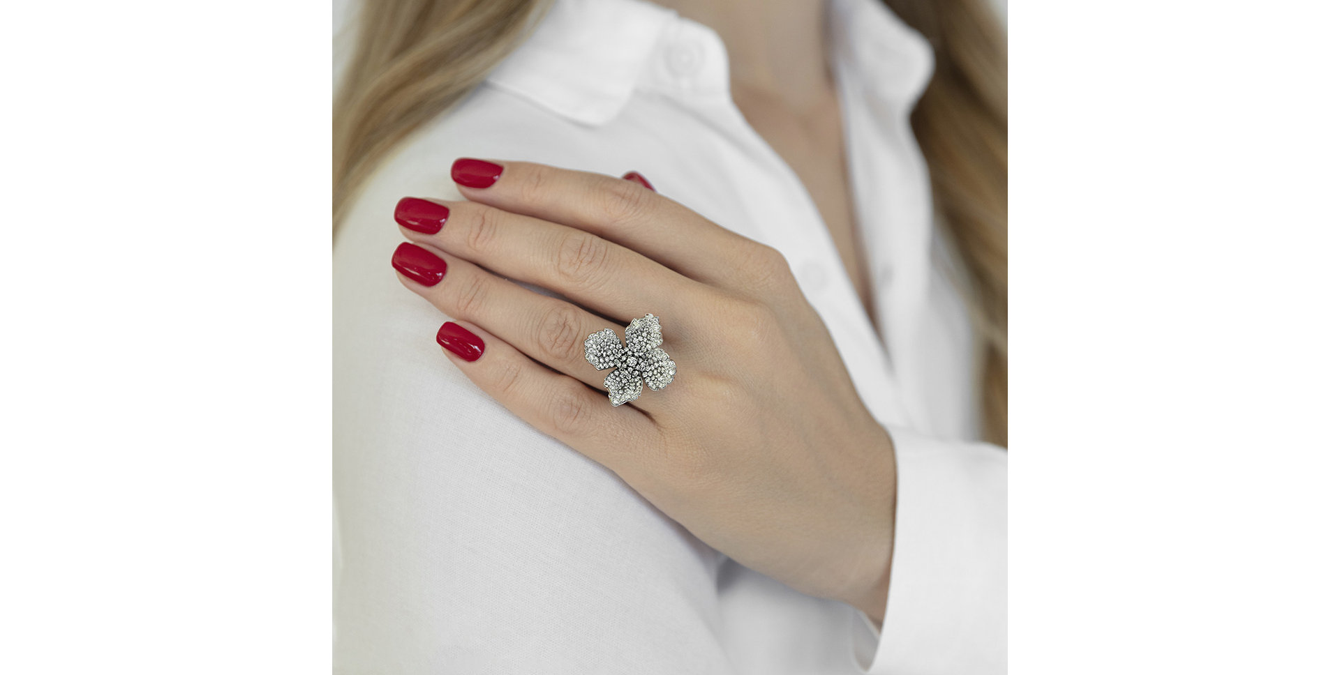 Prsteň s bielymi a čiernymi diamantmi Mystery Flower