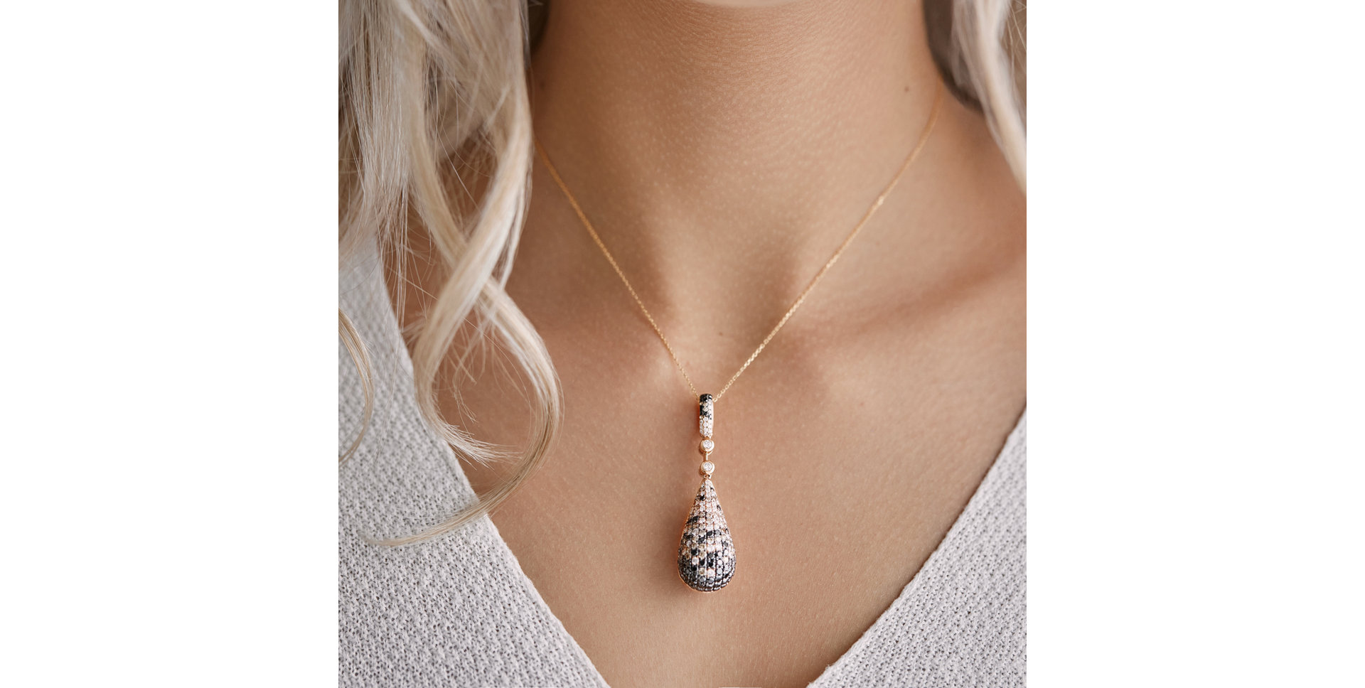 Přívěsok s čiernymi a bielymi diamantmi a hnedými Autumn Tear