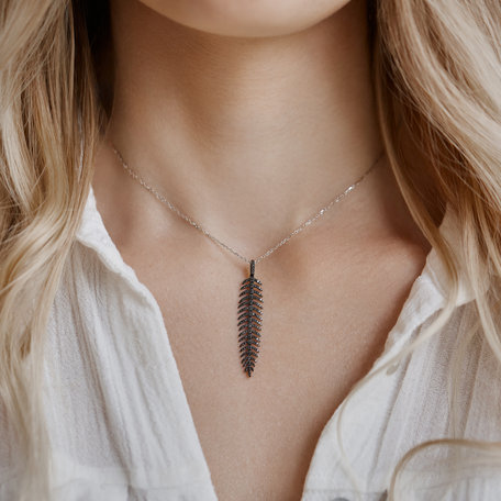 Přívěsok s čiernymi diamantmi Amazing Feather