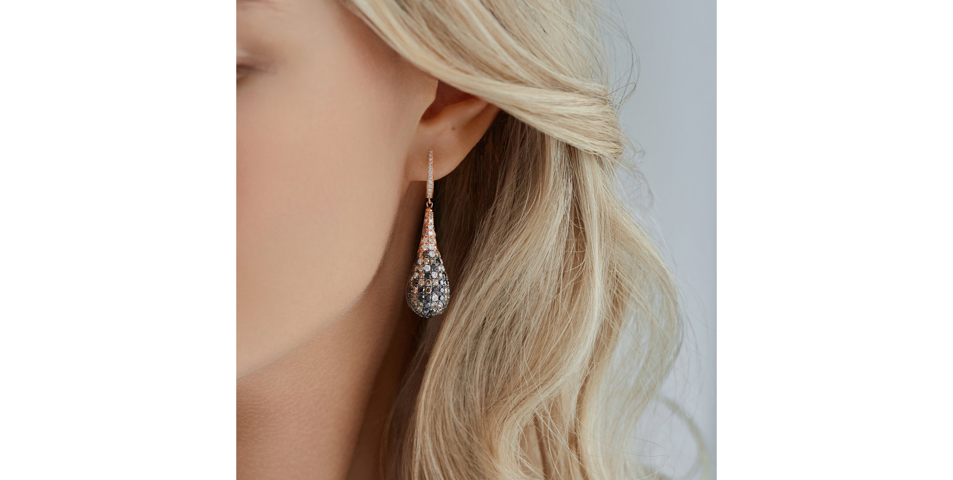 Náušnice s bielymi, hnedými a čiernymi diamantmi Inferno Tears