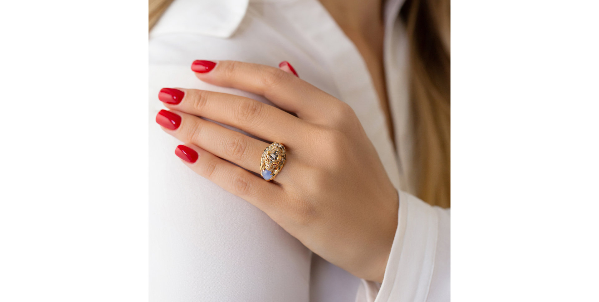 Prsteň s bielymi, hnedými a čiernymi diamantmi, zafírmi a rubínmi Sapphire Cougar