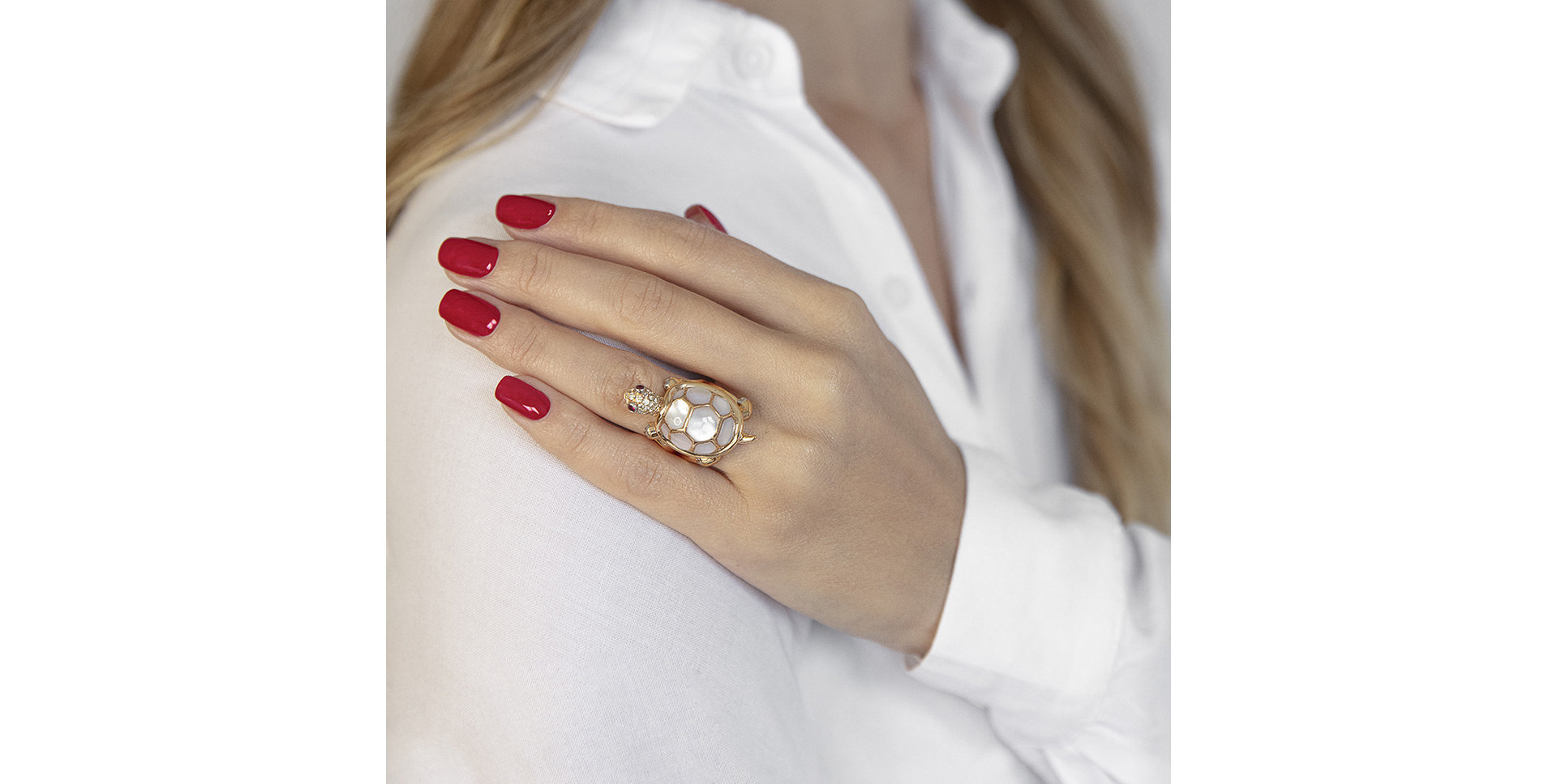 Prsteň s hnedými diamantmi, rubínmi a perleťou Graceful Turtle