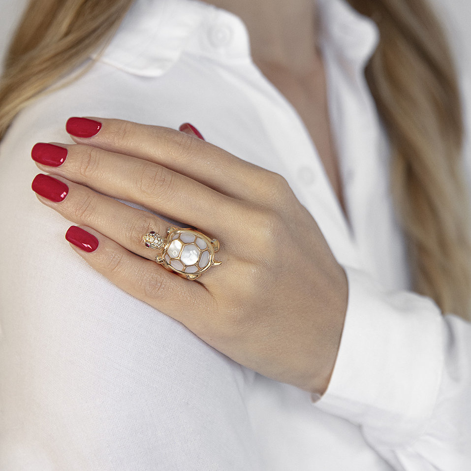 Prsteň s hnedými diamantmi, rubínmi a perleťou Graceful Turtle