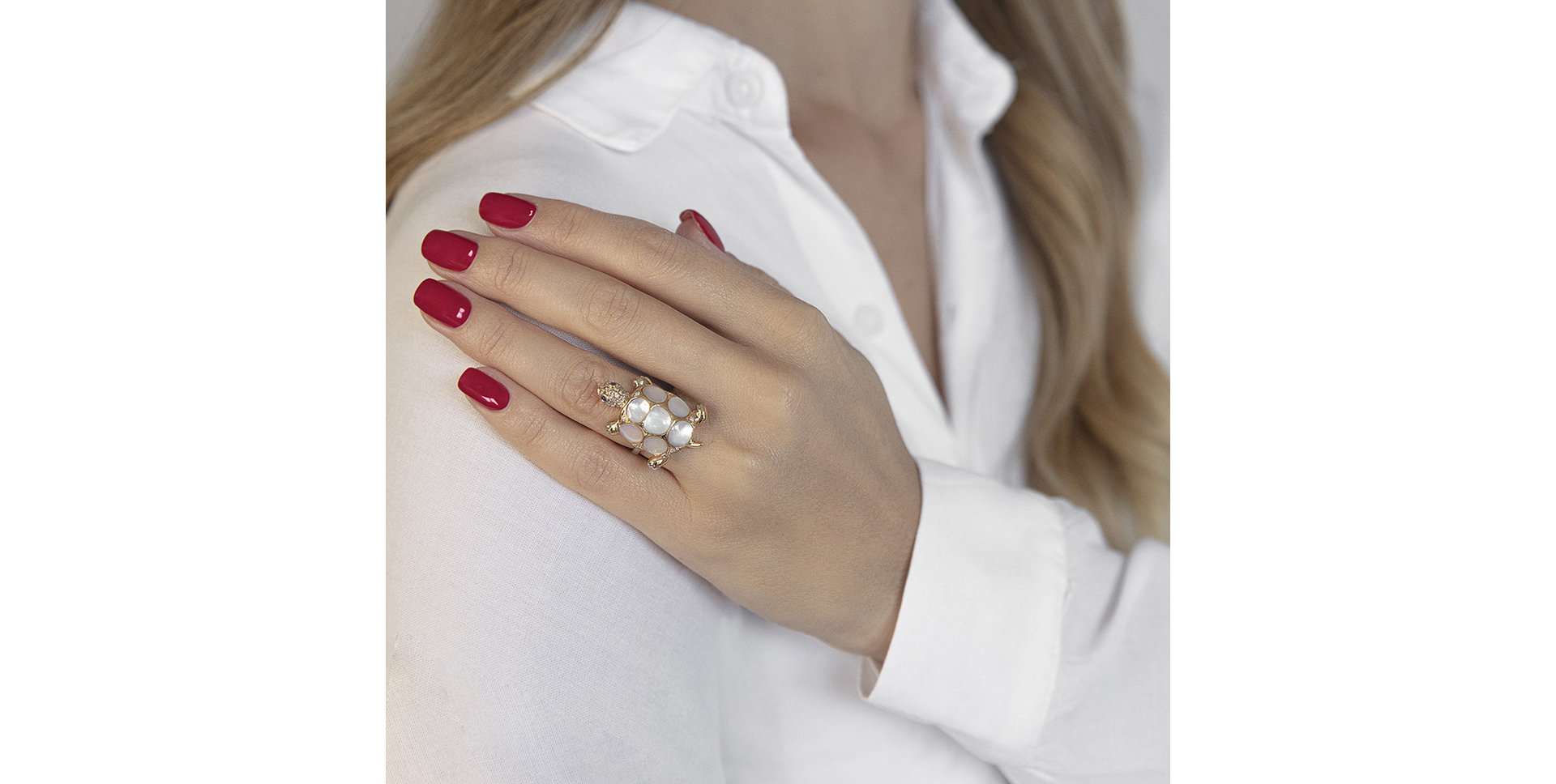 Prsteň s bielymi a hnedými diamantmi, rubínmi a perleťou Turtle Love