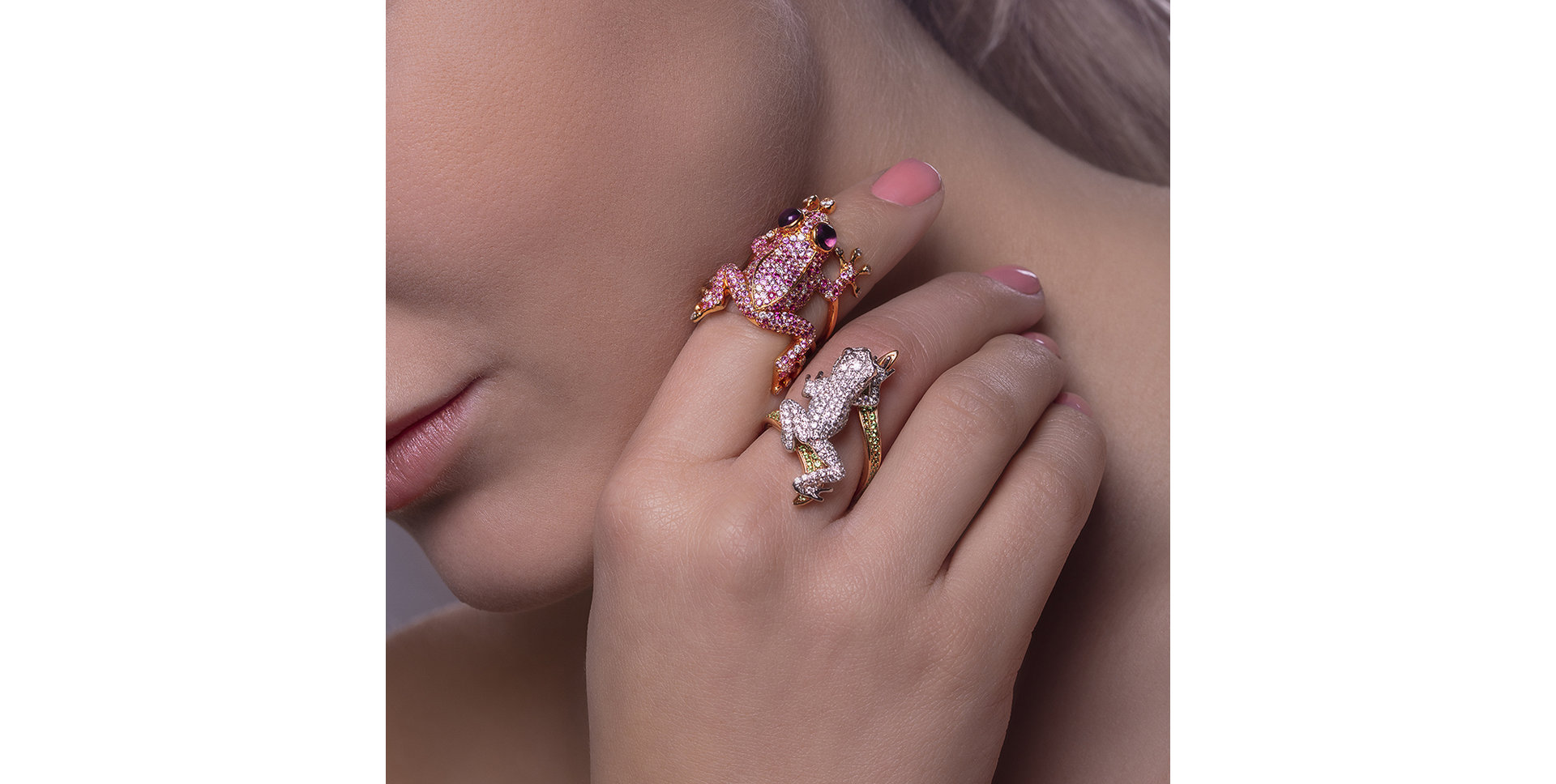 Prsteň s bielymi, hnedými, čiernymi diamantmi a granátom Luxury Frog