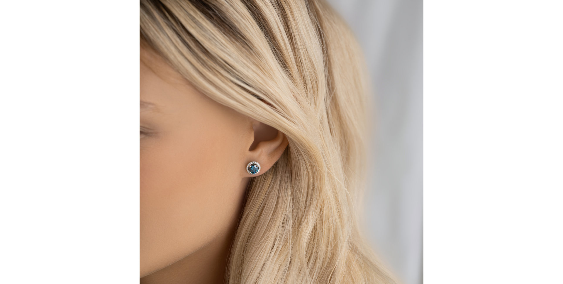 Náušnice s modrým diamantom a bielymi diamantmi Blue Lagoon