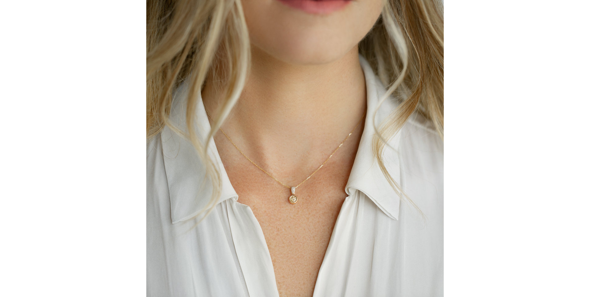 Přívěsok s bielymi a hnedými diamantmi Delicate Drop