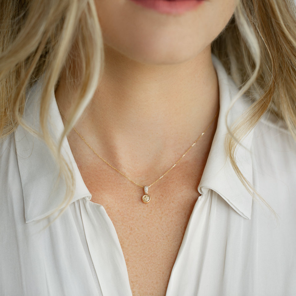 Přívěsok s bielymi a hnedými diamantmi Delicate Drop