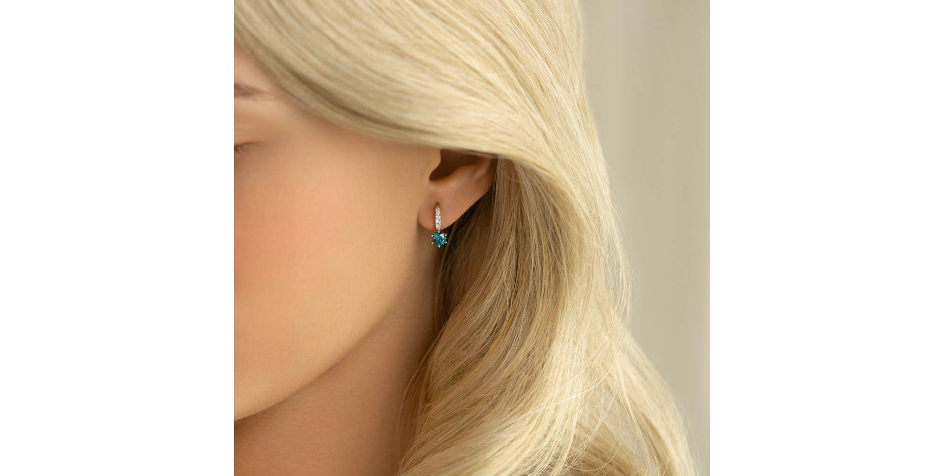 Náušnice s modrým diamantom a bielymi diamantmi Essential Glow