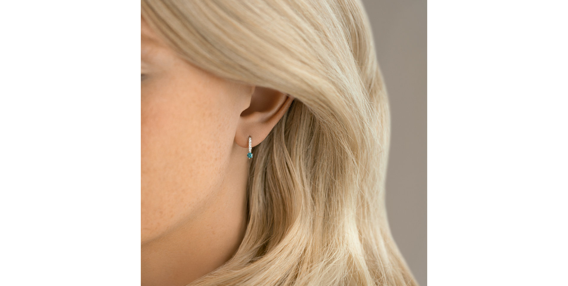 Náušnice s modrým diamantom Essential Glow