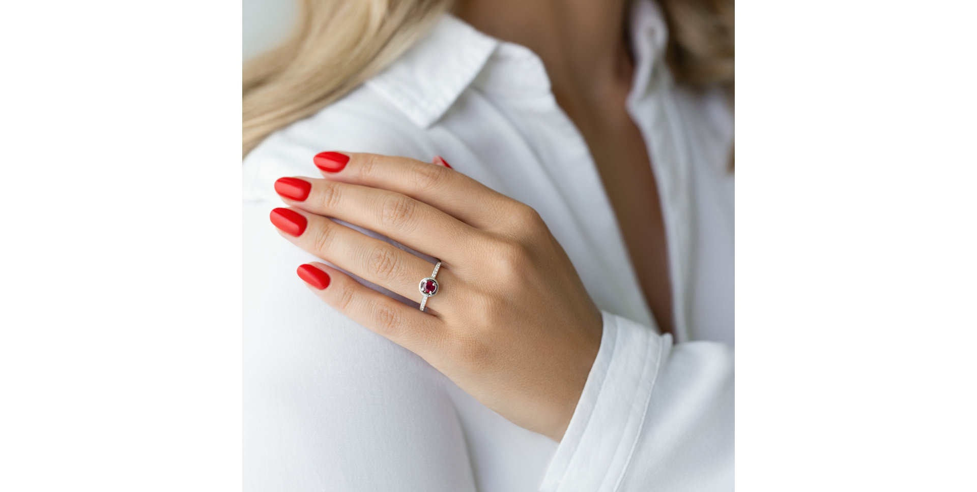 Prsteň s diamantmi a rubínom Reveca