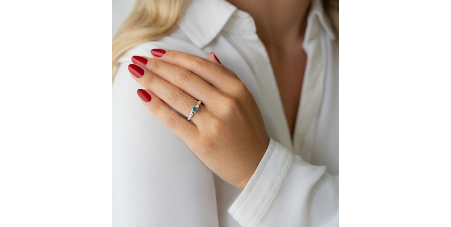 Prsteň s modrým diamantom a bielymi diamantmi Regal Lie