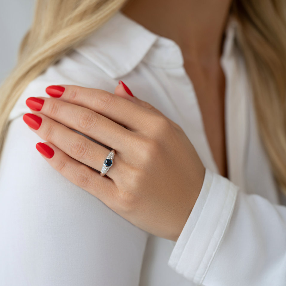 Prsteň s diamantmi a zafírom Jeannine