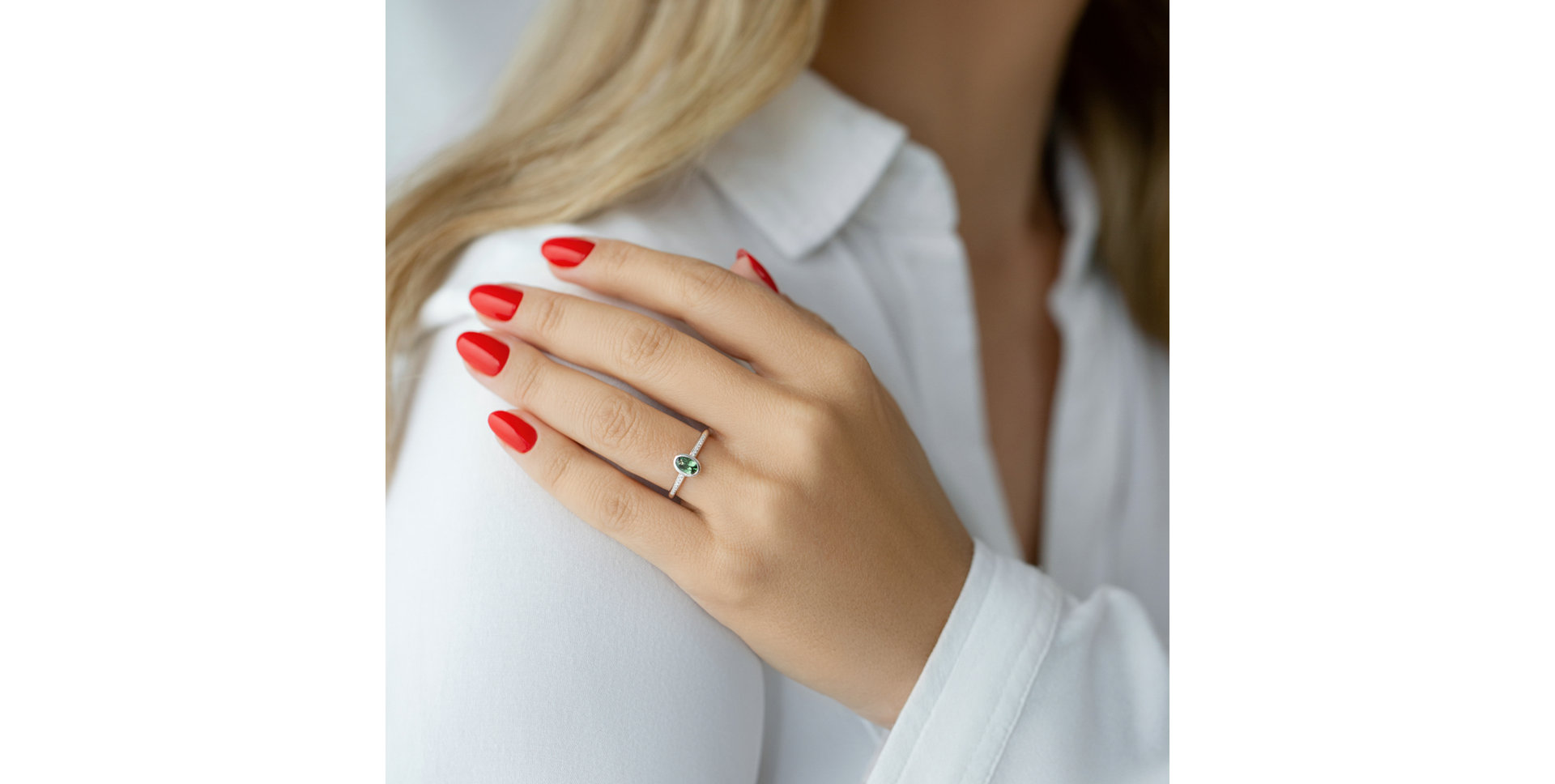 Prsteň s diamantmi a granátom Eliptical Perfection