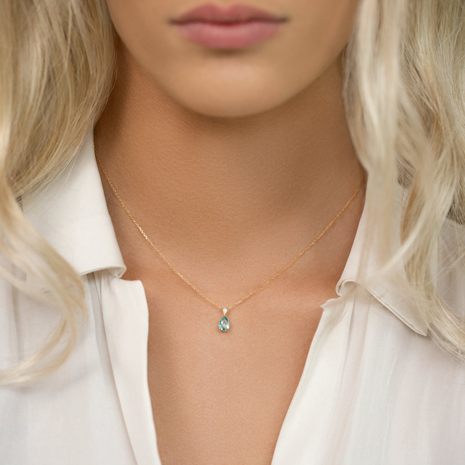 Náhrdelník s diamantom a smaragdom Whispers of Avalon