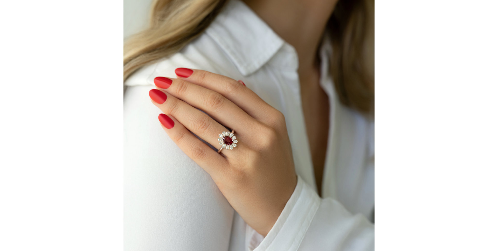 Prsteň s diamantmi a rubínom Petal of Love