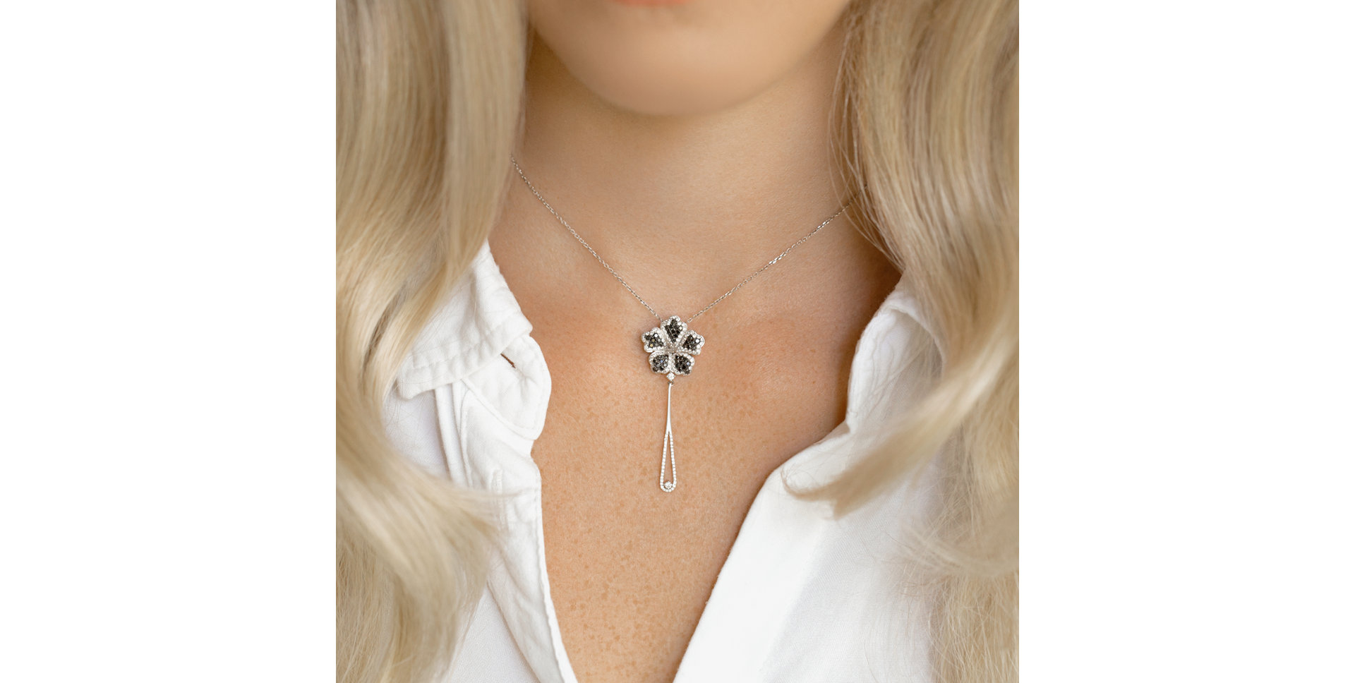 Přívěsok s čiernymi a bielymi diamantmi Magic Lotus