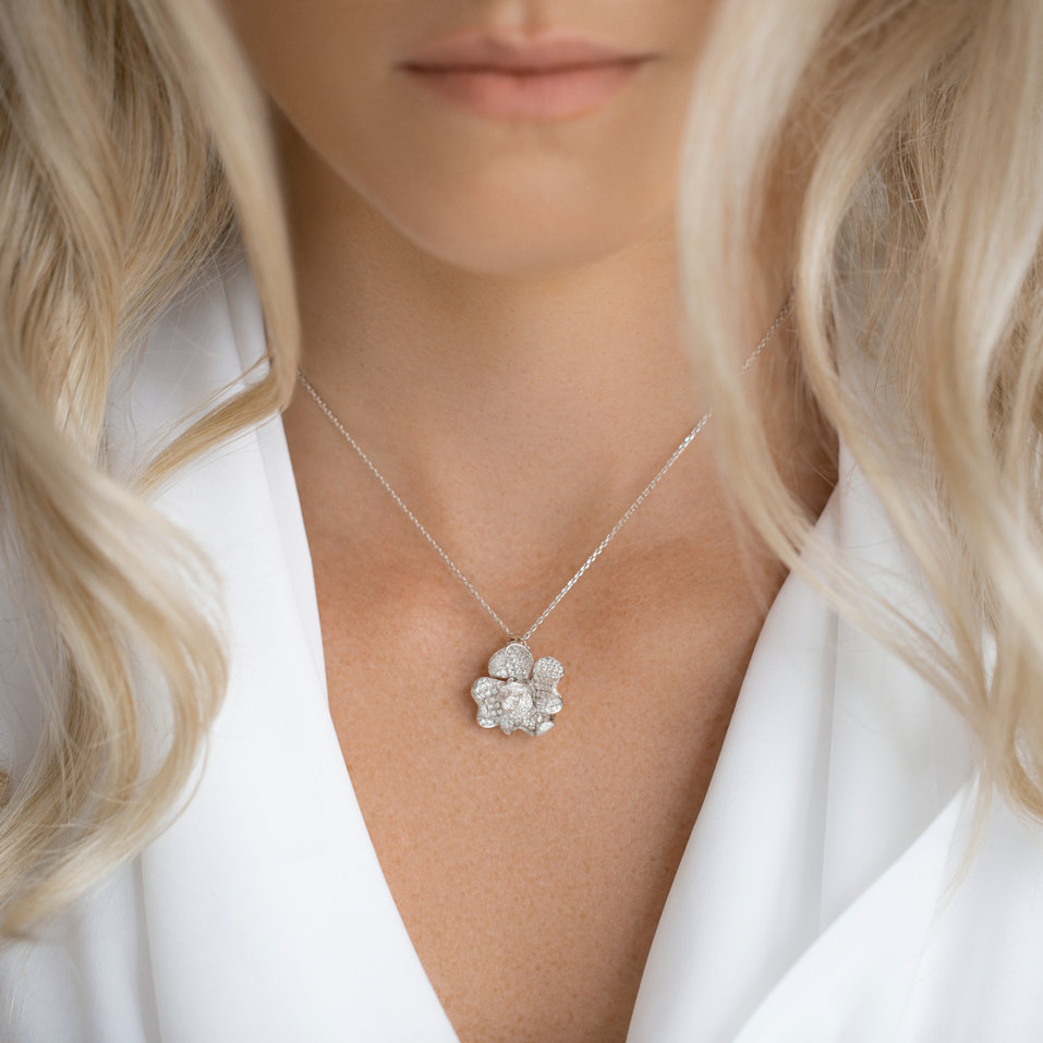 Přívěsok s diamantmi Alabaster Rose