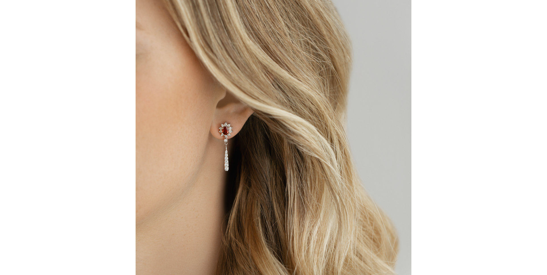 Náušnice s rubínom a diamantmi Comet