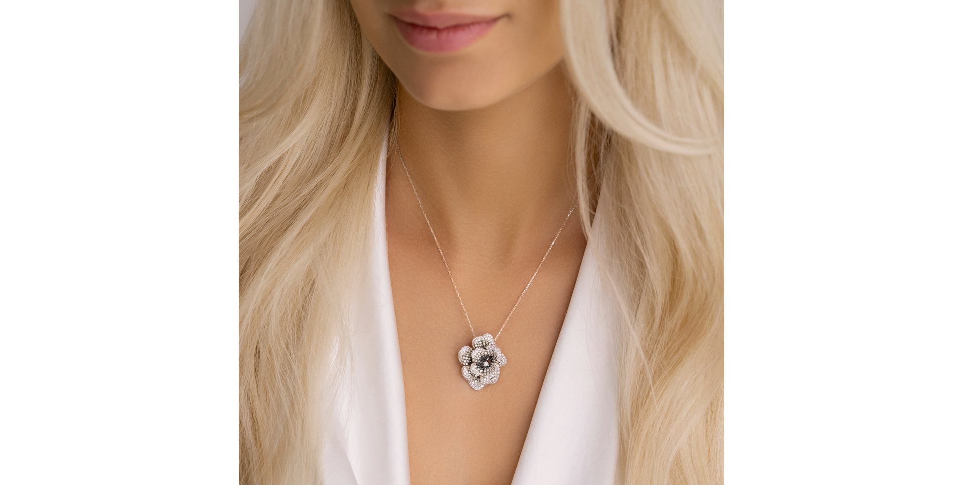 Prívesok s bielymi, čiernymi a hnedými diamantmi Mystery Rose