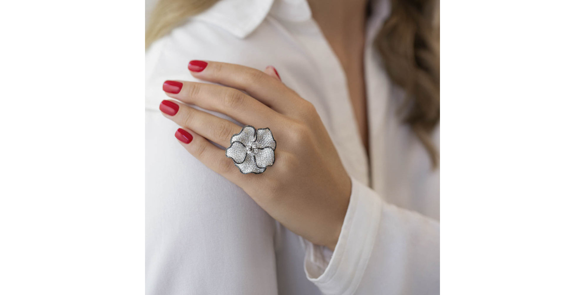 Prsteň s bielymi a čiernymi diamantmi Gladioli