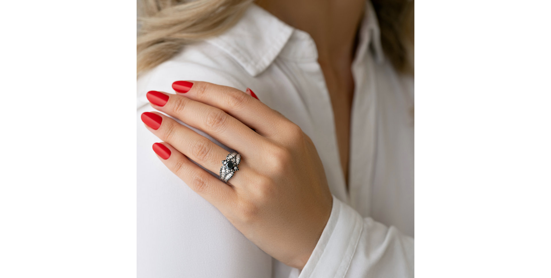 Prsteň s bielymi a čiernymi diamantmi Astrid