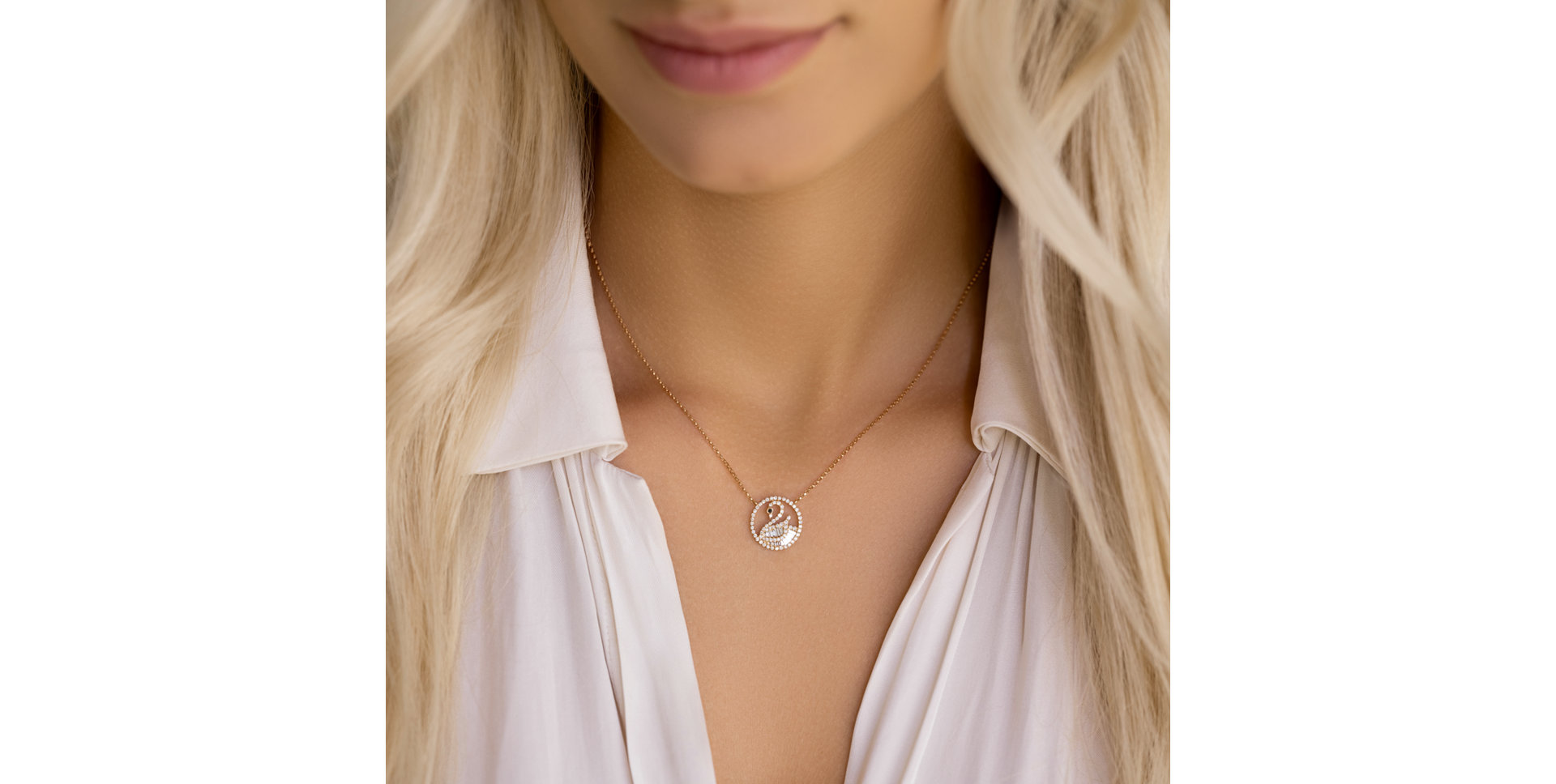 Náhrdelník s čiernymi a bielymi diamantmi Glitter Swan