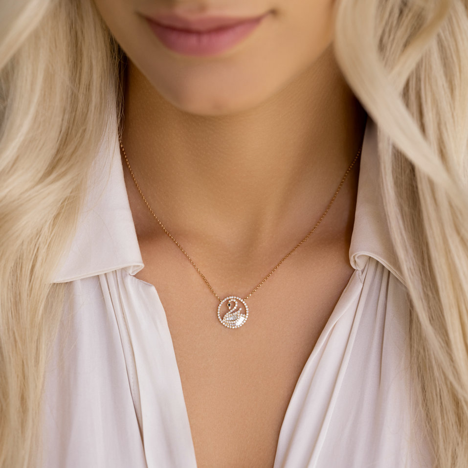 Náhrdelník s čiernymi a bielymi diamantmi Glitter Swan