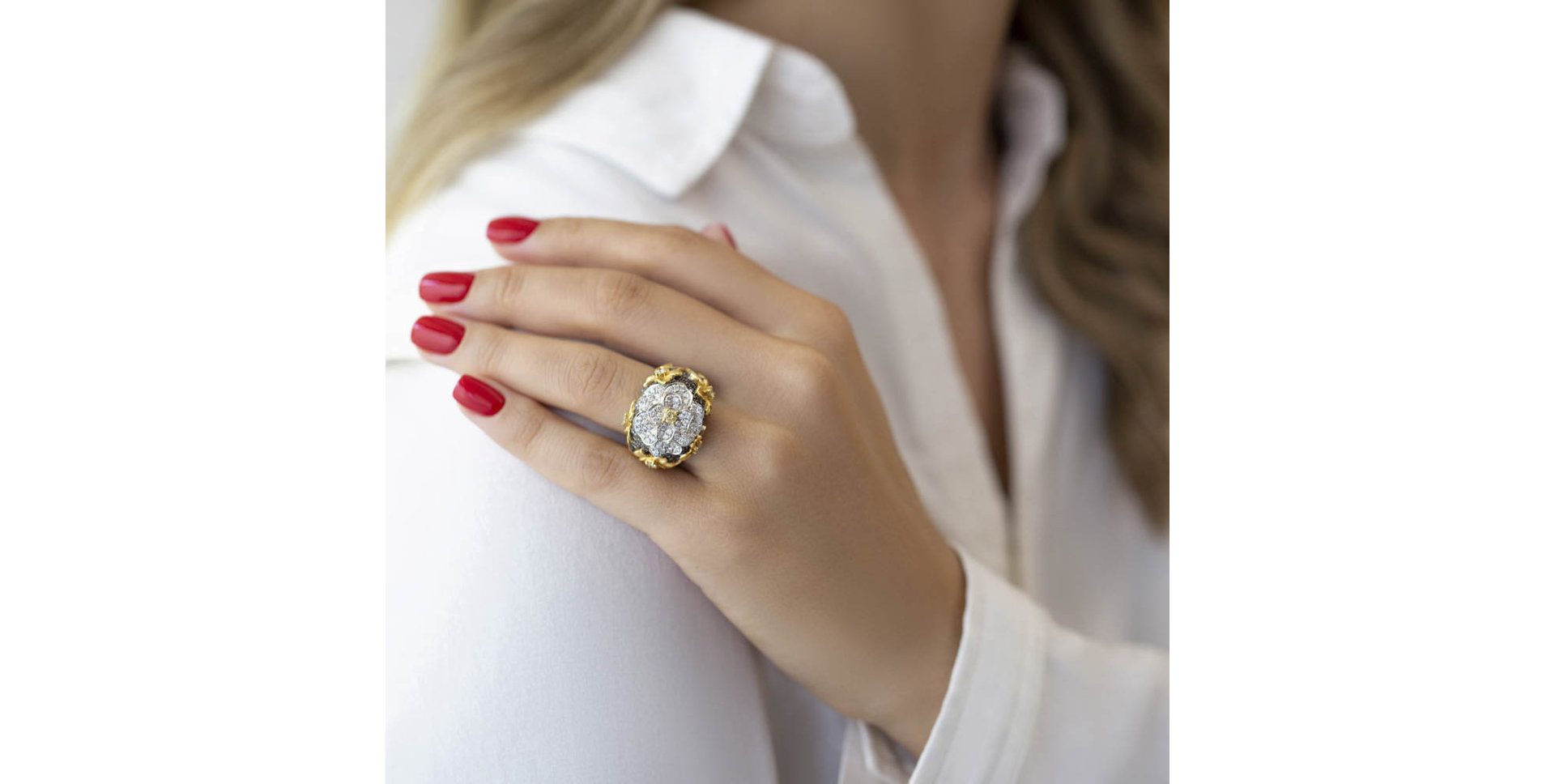 Prsteň s bielymi, hnedými a čiernymi diamantmi Night Magnolia