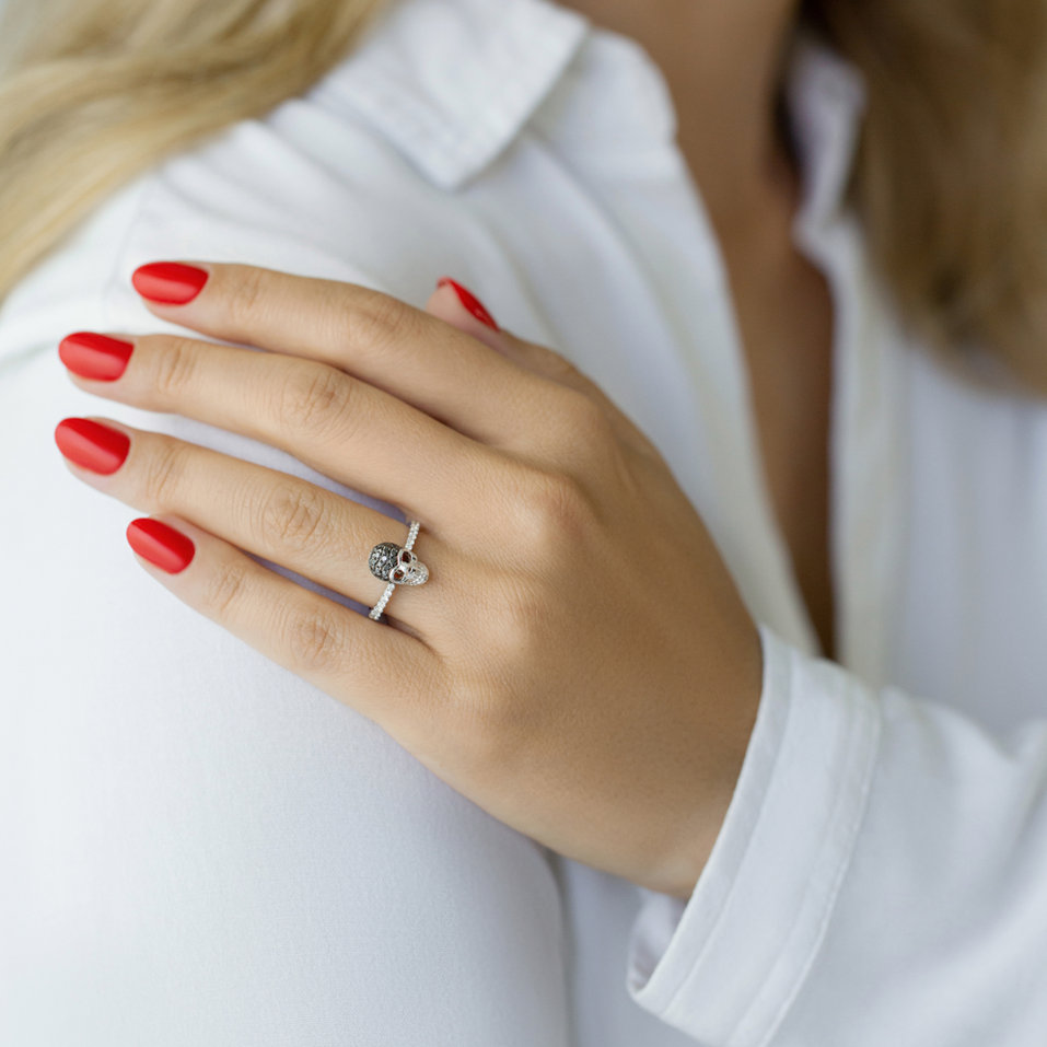 Prsteň s bielymi a čiernymi diamantmi Close Death