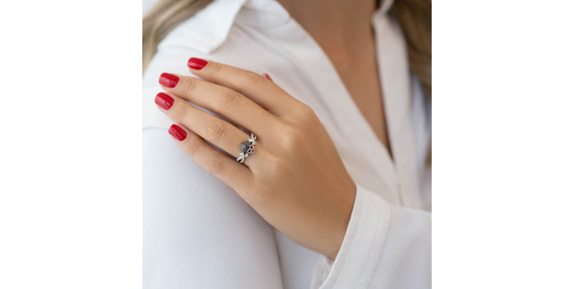 Prsteň s bielymi a čiernymi diamantmi Luxury Skull