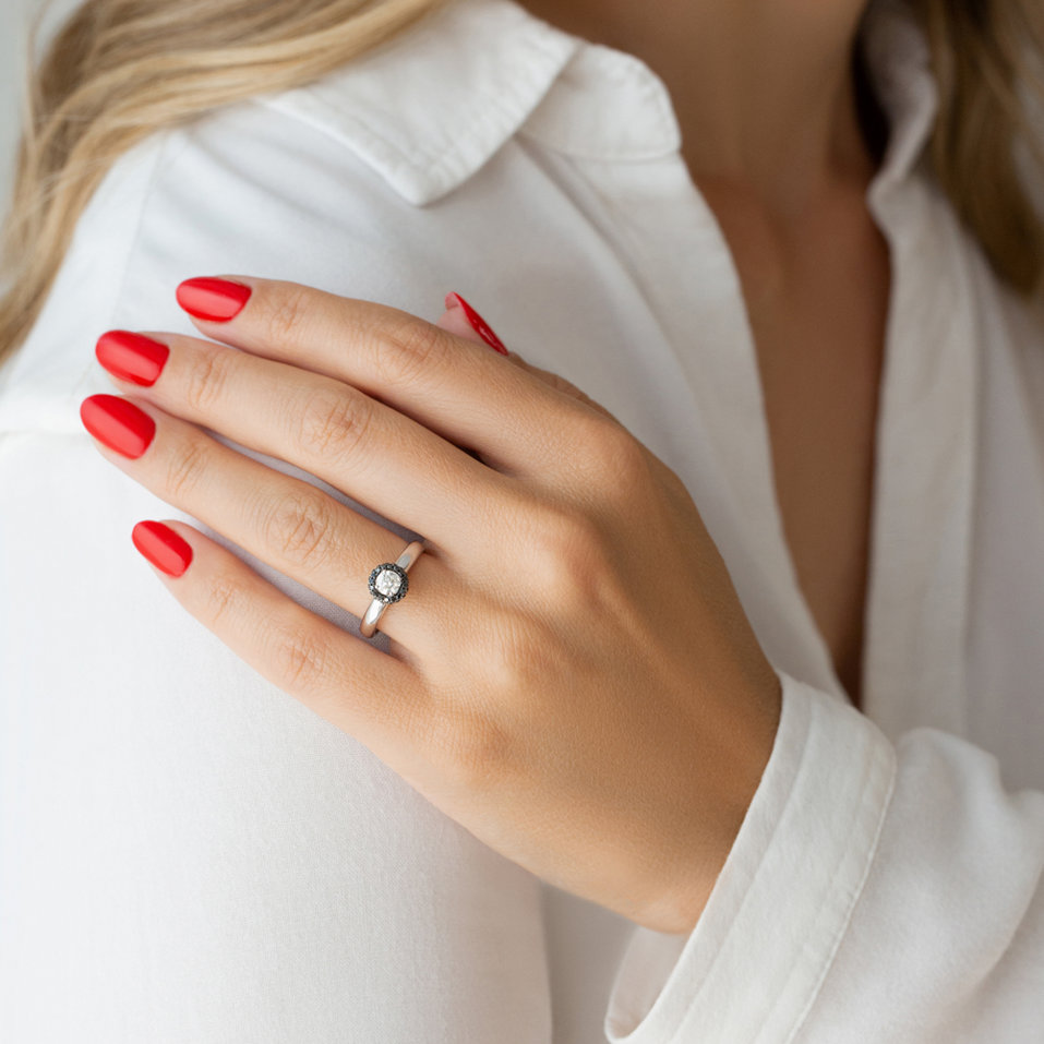 Prsteň s bielymi a čiernymi diamantmi Light in Darkness