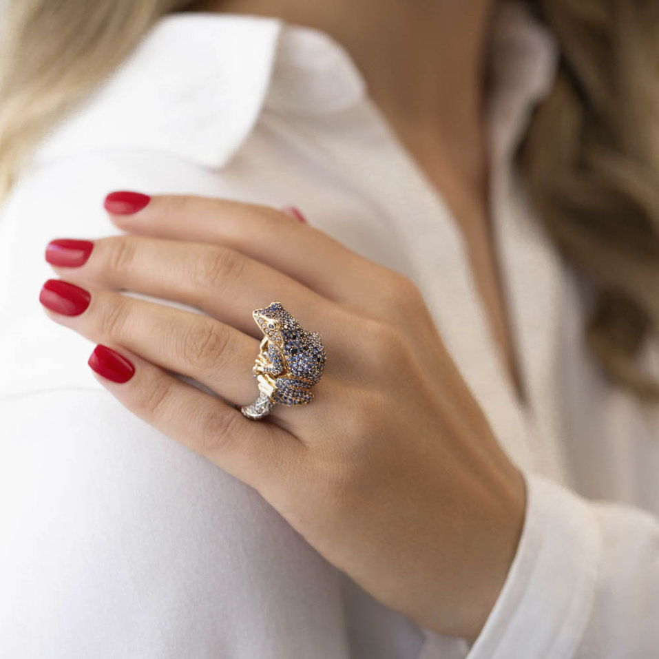 Prsteň s bielymi, hnedými a čiernymi diamantmi a zafírmi Midnight Frog