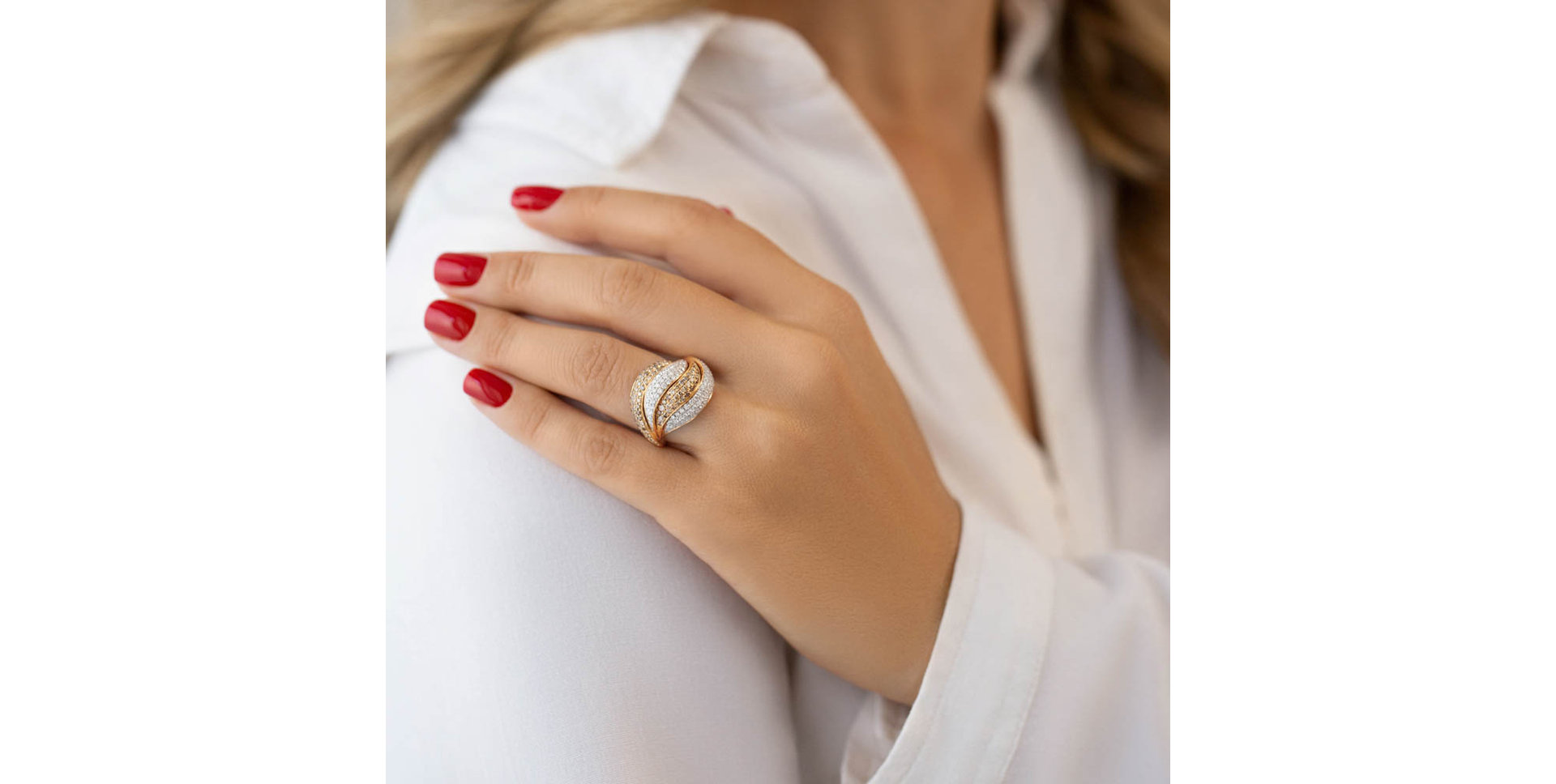 Prsteň s bielymi a hnedými diamantmi Candra