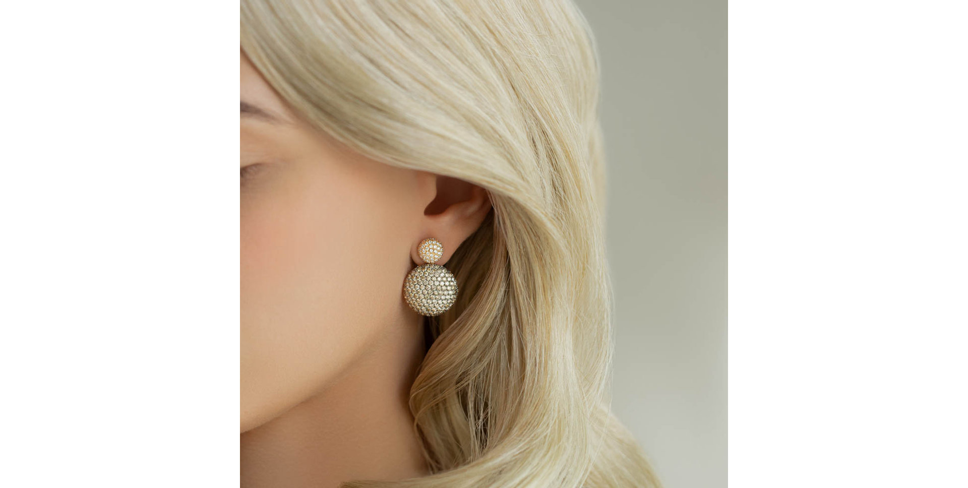 Náušnice s bielymi a hnedými diamantmi Graceful Ladyship