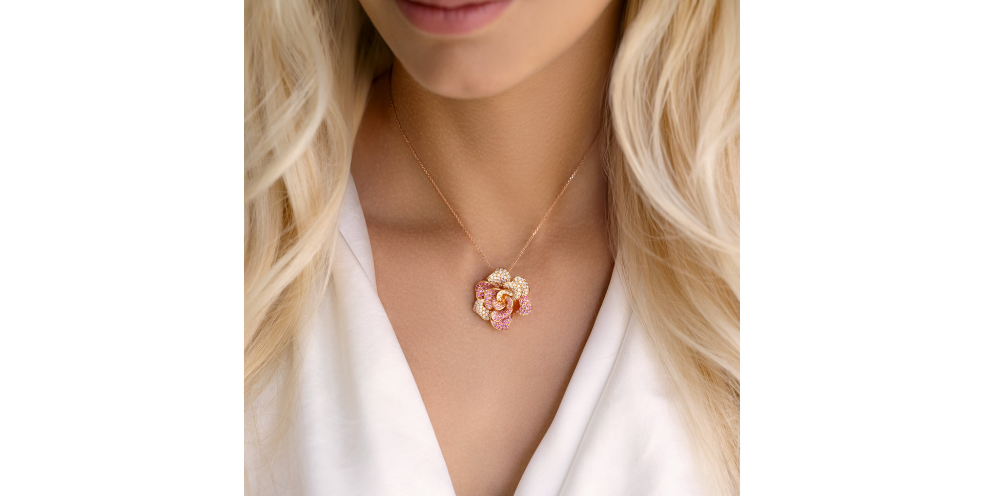 Přívěsok s diamantmi a zafírmi Moon Magnolia