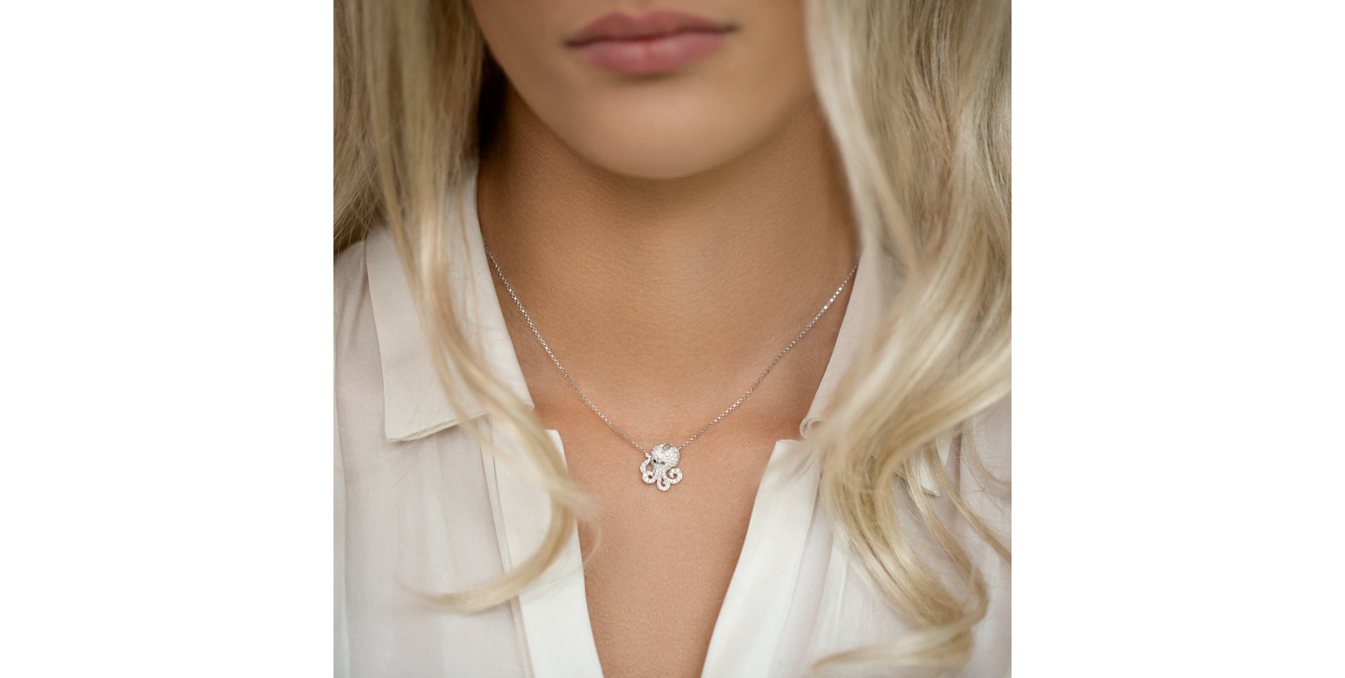 Náhrdelník s čiernymi a bielymi diamantmi Sweet Octopus