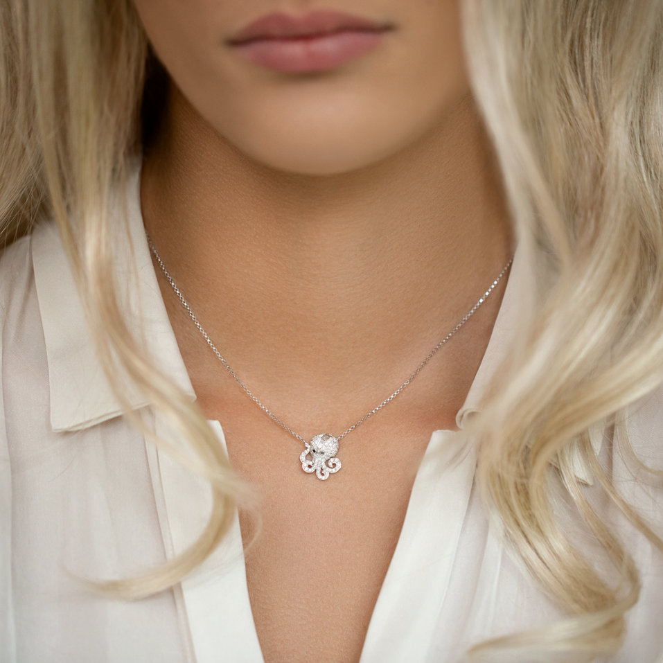 Náhrdelník s čiernymi a bielymi diamantmi Sweet Octopus