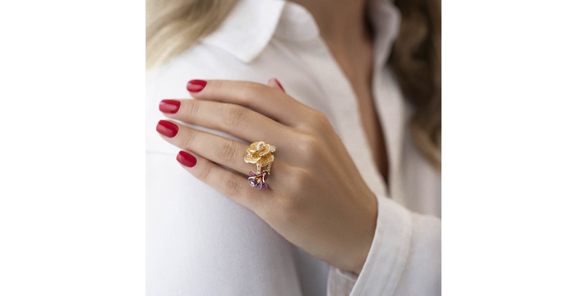 Prsteň s bielymi a hnedými diamantmi, emailom a rubínmi Princess Rose