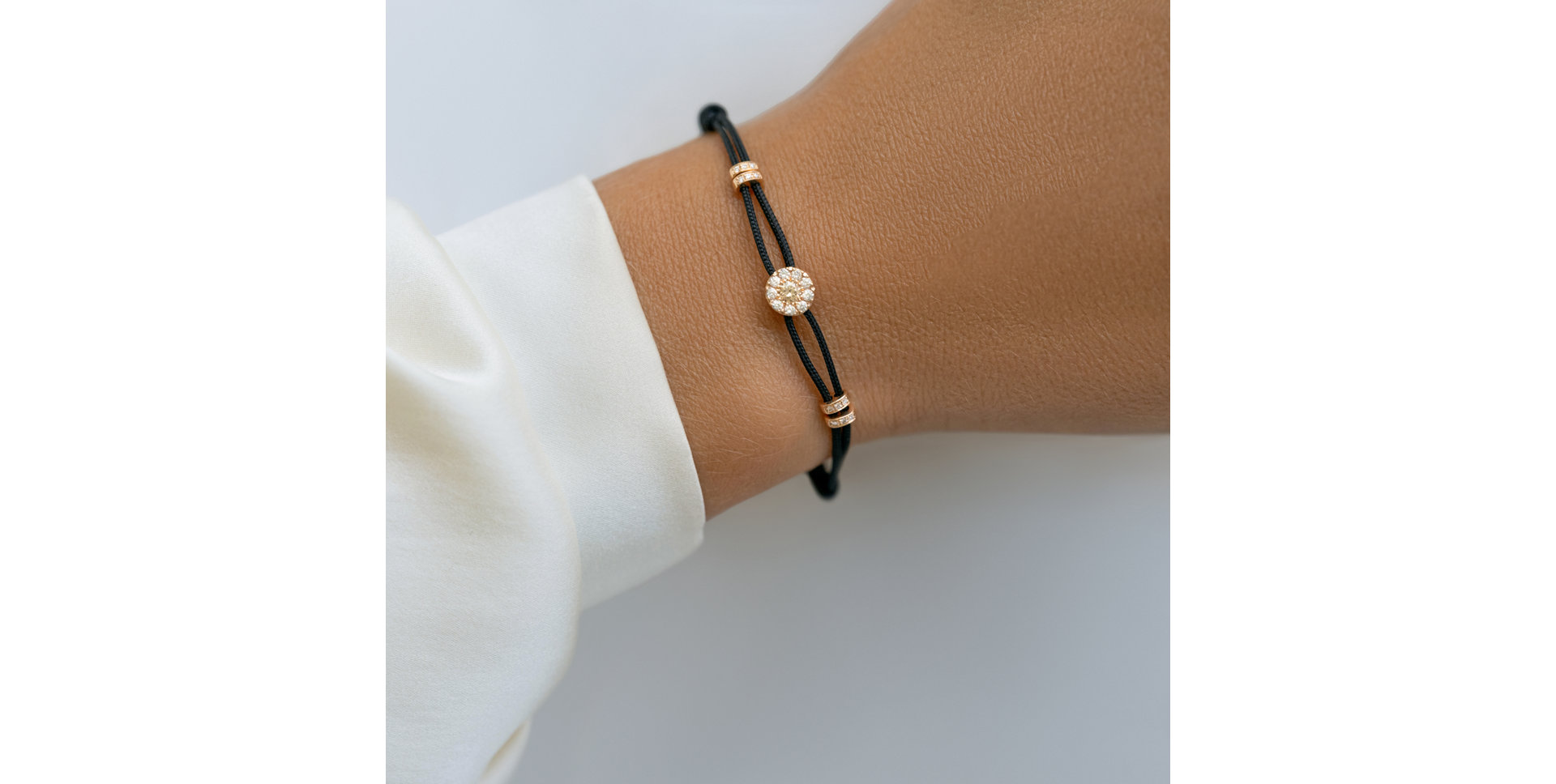 Náramok s bielymi a hnedými diamantmi Shamballa