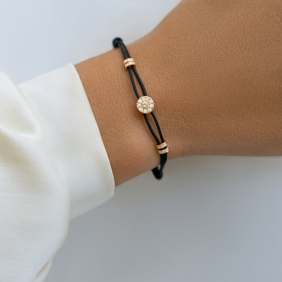 Náramok s bielymi a hnedými diamantmi Shamballa