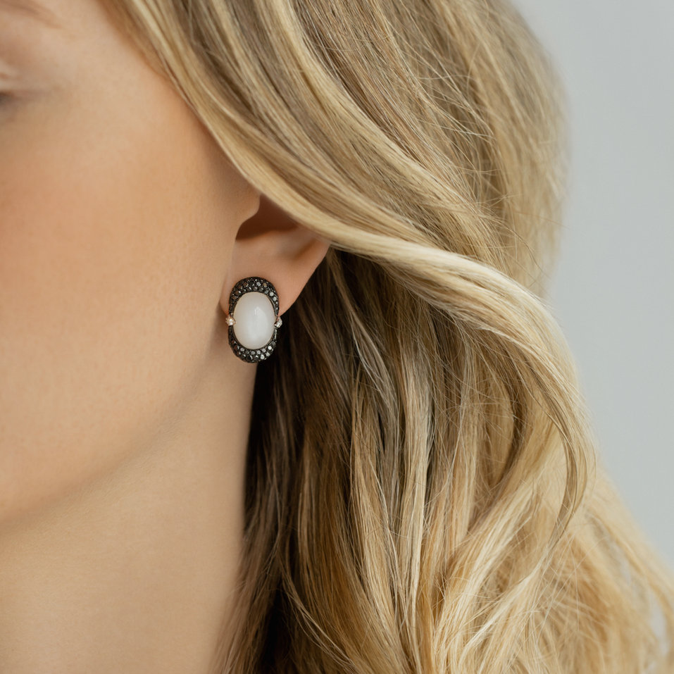 Náušnice s mesačným kameňom a diamantmi Black and White Alchemy