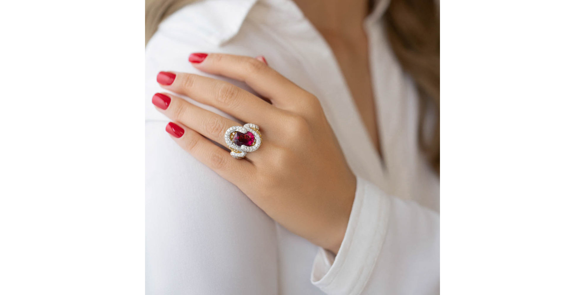 Prsteň s bielymi a hnedými diamantmi a turmalínom Venus Charm