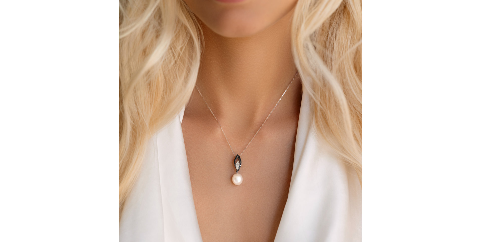 Přívěsok s čiernymi a bielymi diamantmi a perlou Selkie