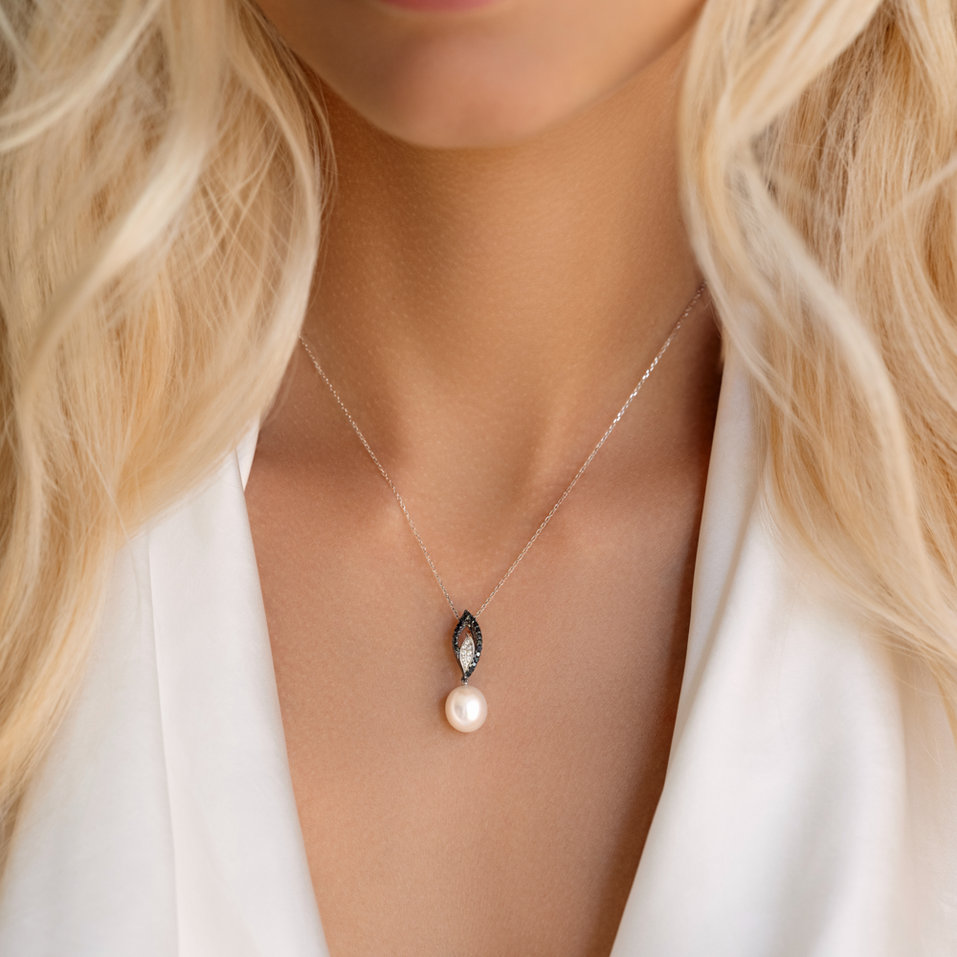 Přívěsok s čiernymi a bielymi diamantmi a perlou Selkie