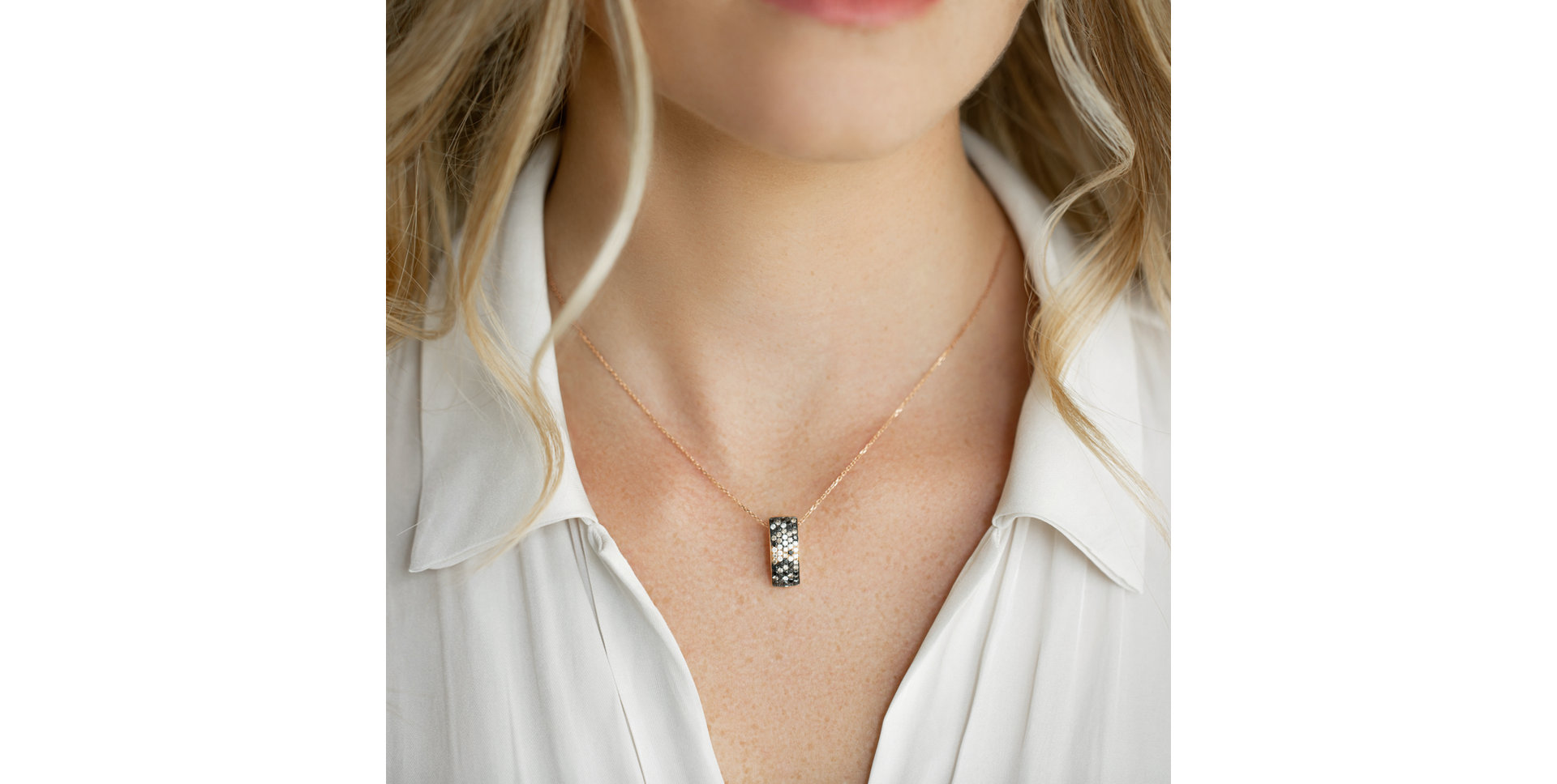 Přívěsok s čiernymi a bielymi diamantmi a hnedými Inferno Night