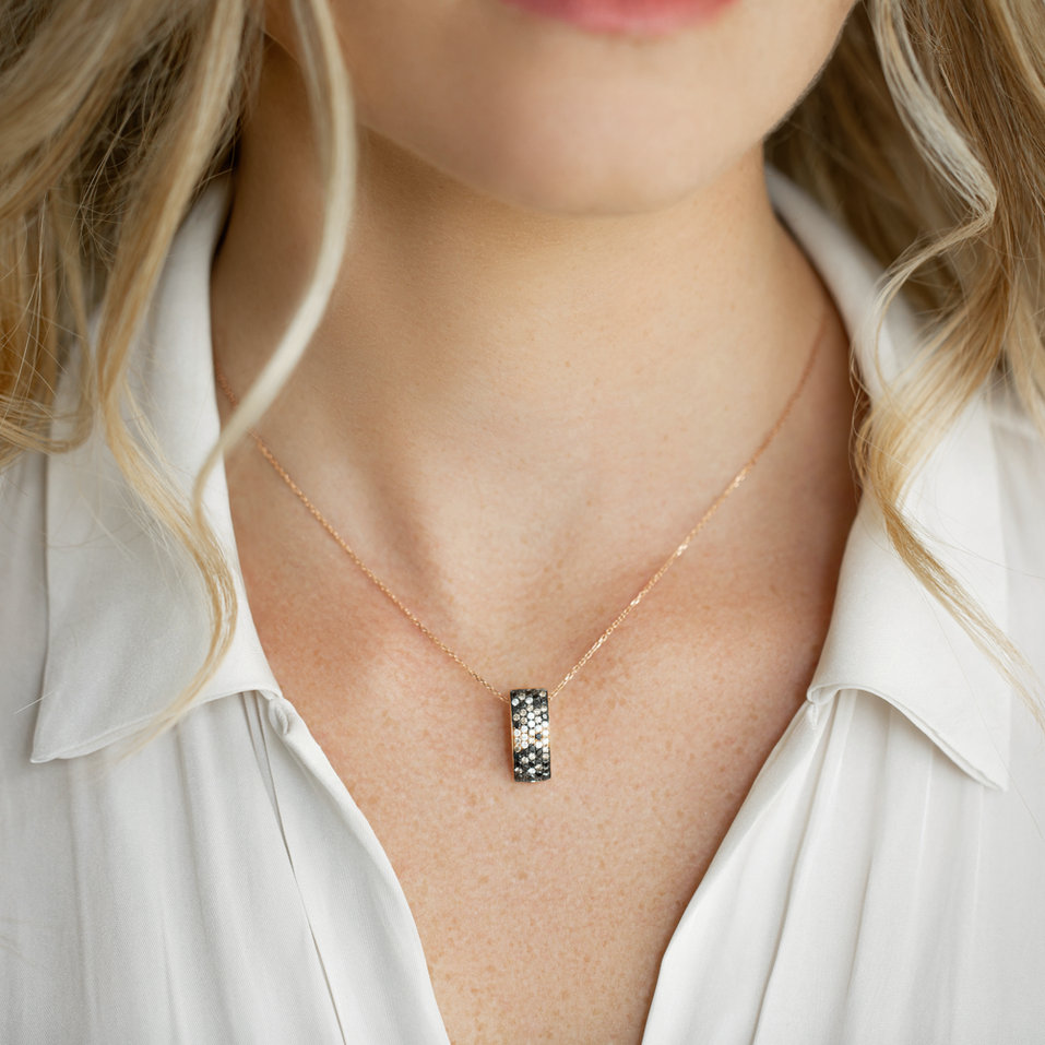 Přívěsok s čiernymi a bielymi diamantmi a hnedými Inferno Night